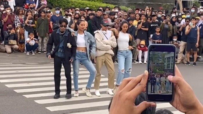 Citayam Efek Jarak Citayam ke CSBD atau Sudirman itu hanya 42 Km. Memakai komuter hanya 1 jam 17 menit. Naik motor 1 jam dan mobil pribadi 1 jam 9 menit. Tapi, anak-anak berdomisili di Citayam, Bojong - pinggiran Jakarta-memilih naik komuter. Murah, bersih, aman, cepat dan gengsi. Dengam cara itulah mereka - generasi milenial Citayam Bojong berkreasi, beraksi di CSBD. Padahal, CSBD itu sejauh mata memandang bagi orang-orang kaya yang tinggal di dekat situ, artis, pesohor, modeling, anggota DPR bahkan para content creator yang telah memiliki uang melimpah dan follower lebih dari 1 juta. Citayam Hype Orang-orang “ sejauh mata memandang” ini tak melihat potensi SCBD yang tiap hari mereka lalui untuk menjadikan wilayah hype atau mampu menyeruakkan popularitasnya. Mata anak-anak Citayam lebih jeli melihatnya, sebagai tempat untuk meroketkan namanya- Citayam Fashiom Weeki. Mereka telah melihat bahwa media sosial memberi penawaran untuk memperoleh uang dengan santai, lewat Pembuat Isi Medsos ( Content Creator). Mereka sadar, hanya berkutat di daerah pinggiran Jakarta tak membuat mereka hype ( memperoleh promosi sendasional) atau viral. Mereka butuh perhatian para pemilik smartphone, para media online dan pusat kota sibuk : Jakarta ! Tak ubahnya anak-anak muda Harajuku yang beraksi sembari jalan-jalan, anak-anak Citayam Bojong beraksi sambil jalan-jalan ke kota. Spesifik Penamaan Anak-anak muda Jepang- doeloe- memgambil Takeshita Street ( jalan perbelanjaan pejalan kaki) sebagai ajang kreasi. Takeshita adalah jalanan yang dipenuhi dengan butik-butik mode, kafe, dan restoran di Harajuku di Tokyo, Jepang. Namun kelompok yang berkreasi di sana lebih dikenal dengan Harajuku Street. Tak jauh dengan Sudirman dengan CSBD. Sekedar spesifik penamaan. Anak-anak Citayam telah berhasil menciptakan sebuah fenomena, hype baru berkat keunikannya. Anak-anak pinggiran yang tak peduli dicap jelek, kampungan atau kelompok miskin. Pemimpin Yang Tak Paham Seperti sebuah perjuangan baru, kini mereka menghadapi hambatan; wilayah “ mereka” mulai diambil aleh kelompok lain yang lebih mapan, yang ingin selalu di haus berada di atas popularitas. Sementara larangan polisi karena mengganggu lalulintas, tak bisa dijawab oleh Gubernur DKI yang memiliki wilayah SCBD dan Gubernur Jawa Barat yang memiliki wilayah Citaman dan anak-anak kreatif ini. Mata anak-anak Citayam Bojong itu cerdik melihat sebuah peluang. Tapi para pemimpin mereka - Gubernur DKI dan Gubernur Jabar - , tidak. Mereka benar-benar tidak paham bagaimana mengentaskan sebuah potensi, memberdayakan mereka atau mengangkat kreativitas anak-anak Citayam Bojong. Mungkin, memang harus menunggu pemimpin baru yang bisa melihat semangat kreativitas anak muda pinggiran ini.