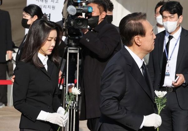 Presiden Yoon Seok Yeol dan Istri Kunjungi Tempat Tragedi Hallween Itaewon (Kwnews)